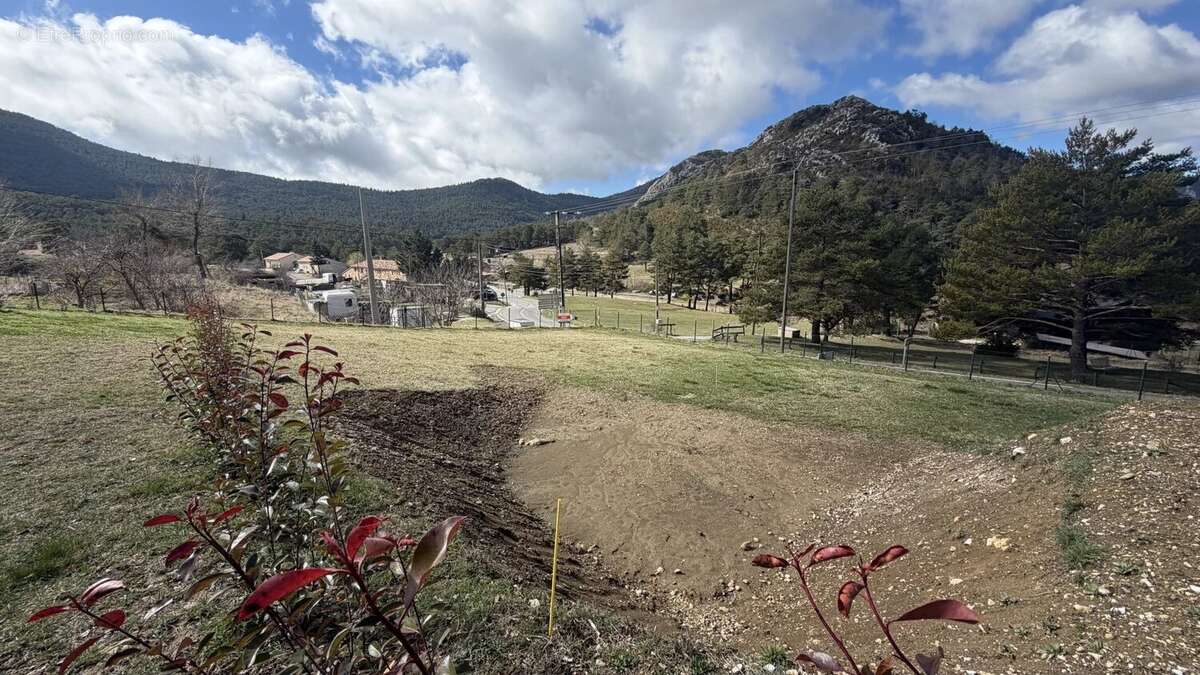 Terrain à SERANON