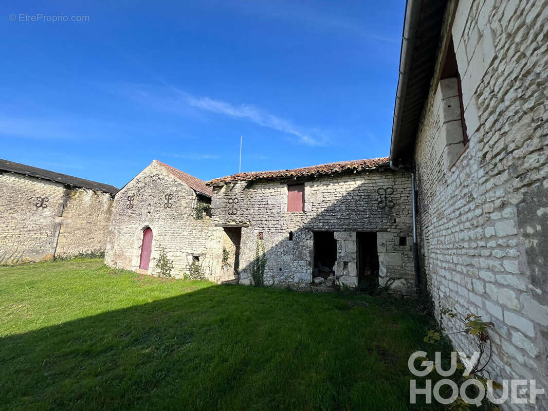 Maison à SAVIGNY-SOUS-FAYE