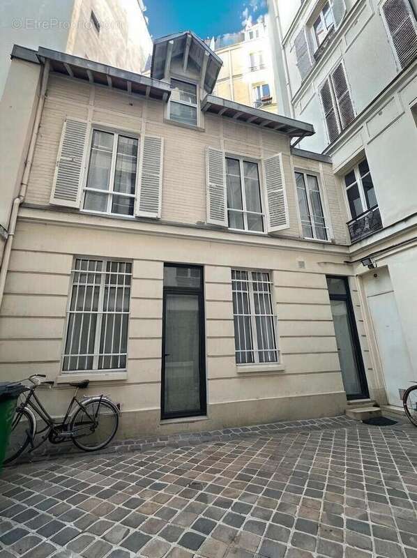 Commerce à PARIS-9E