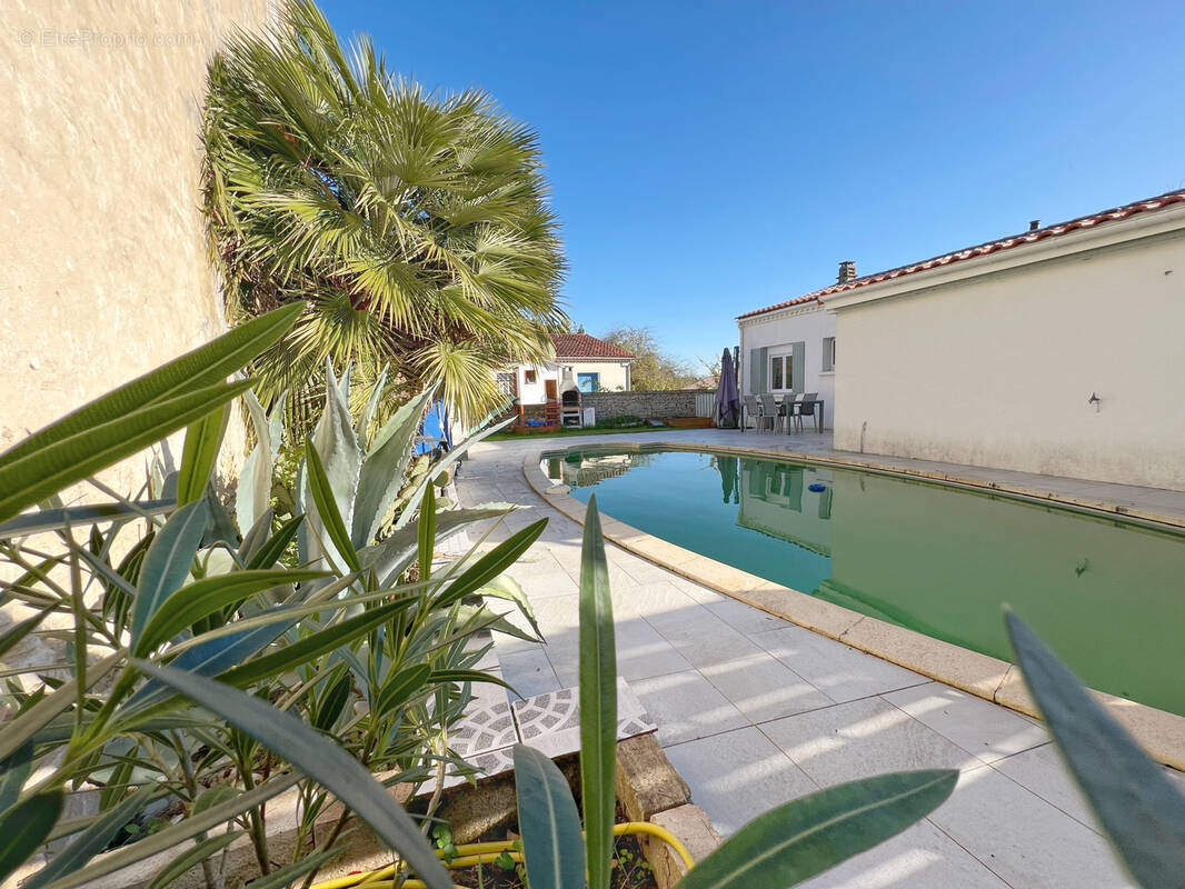 Maison à SAINT-ROMAIN-DE-BENET