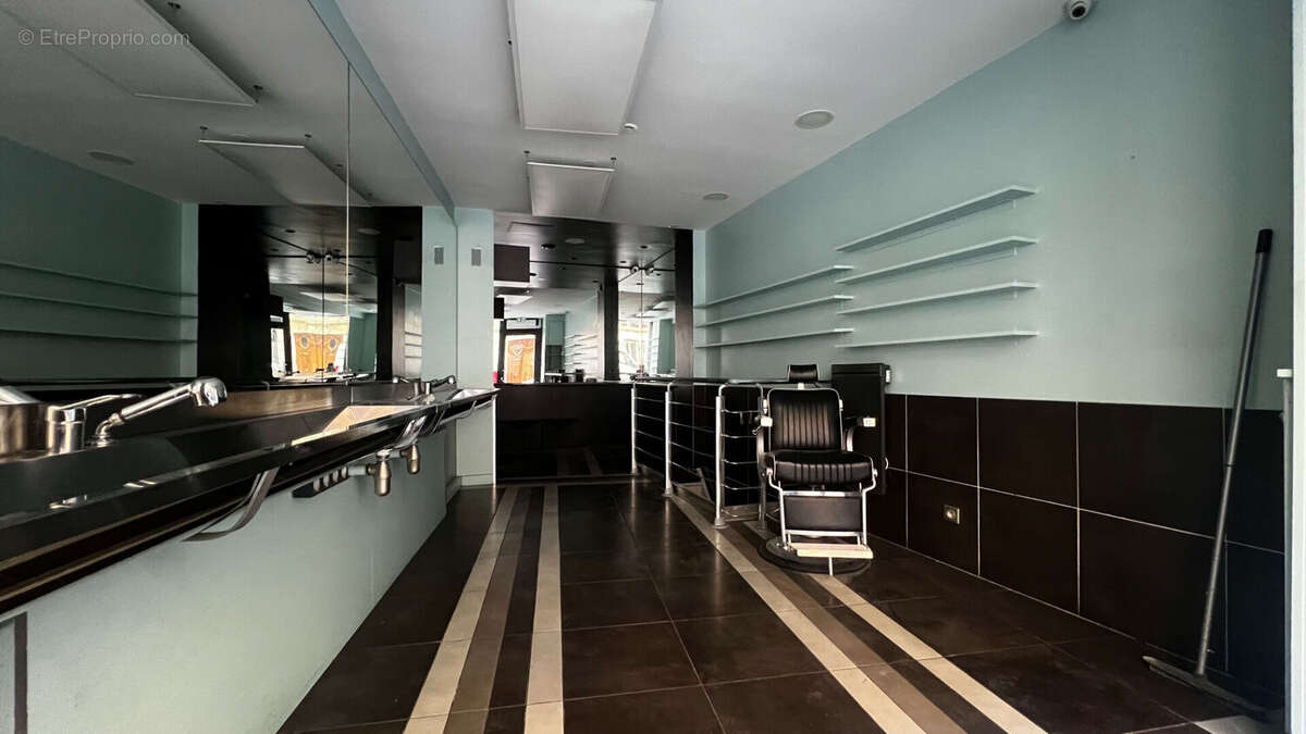 Commerce à PARIS-9E