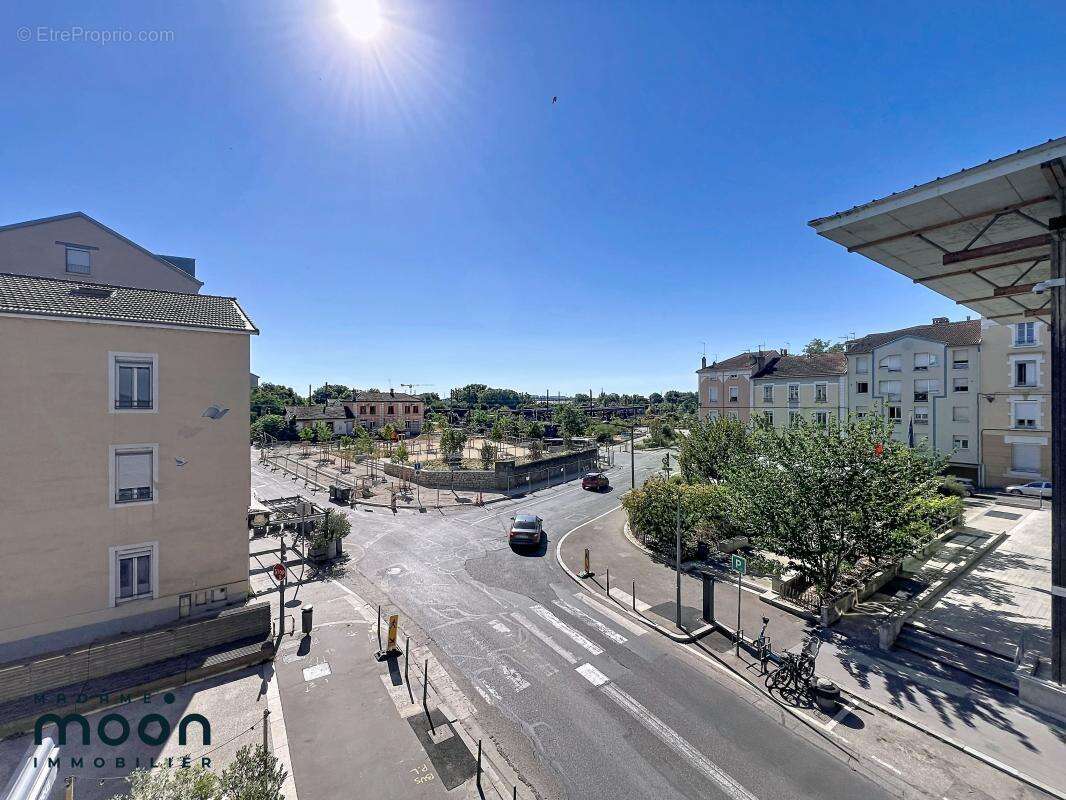 Oullins Centre - T3 61m² - Balcon - Garage - photo 11