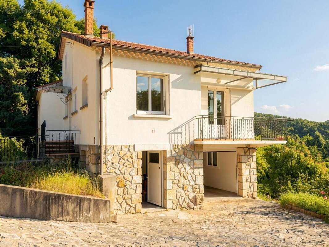   - Maison à LABEGUDE