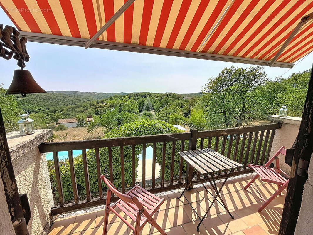 Maison familiale de 4 chambres avec piscine, jolie vue dégagée et 5 766m² de terrain. - photo 2