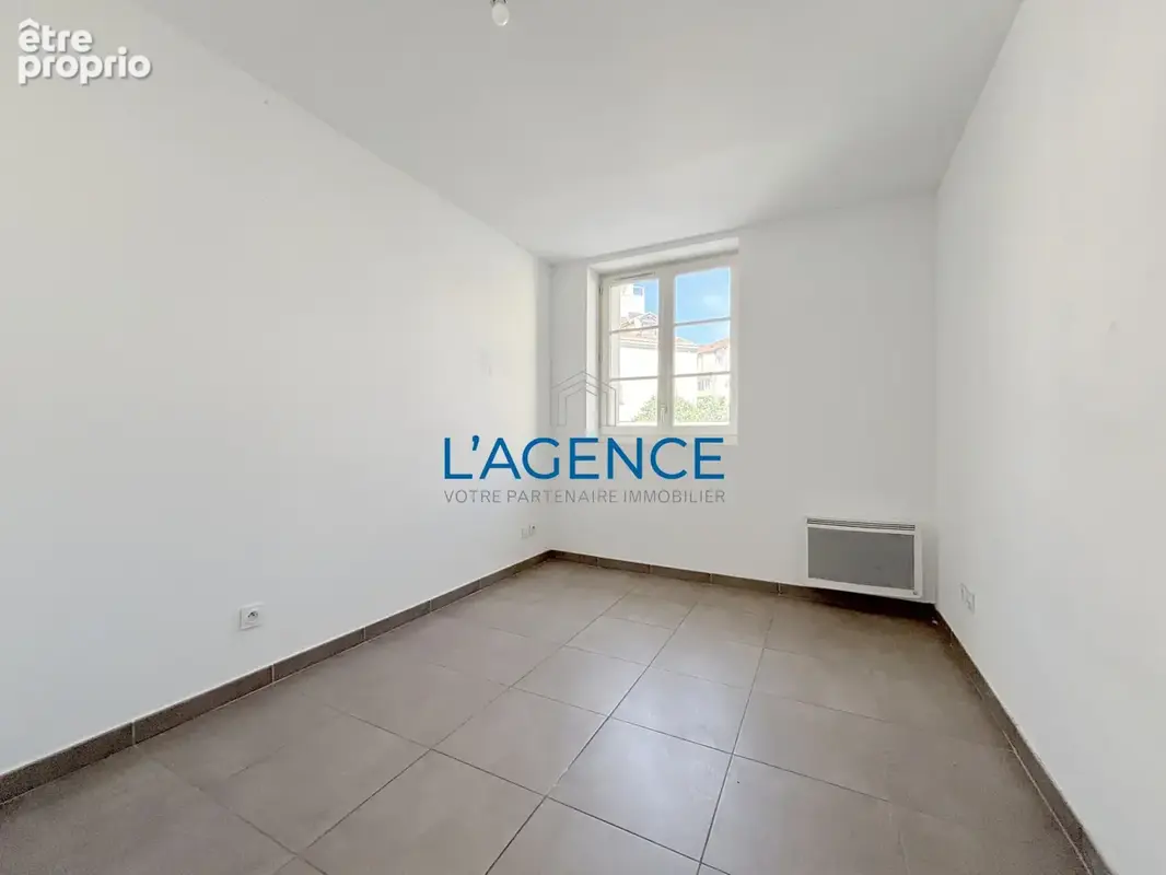 Appartement T2 de 47 m2 en étage avec ascenseur et terrasse au centre ville de Hyères - photo 4