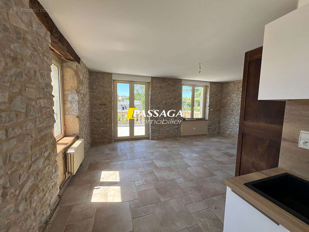 A VENDRE - Bel immeuble de rapport (4 appartements) avec terrain attenant - LAISSAC - photo 7