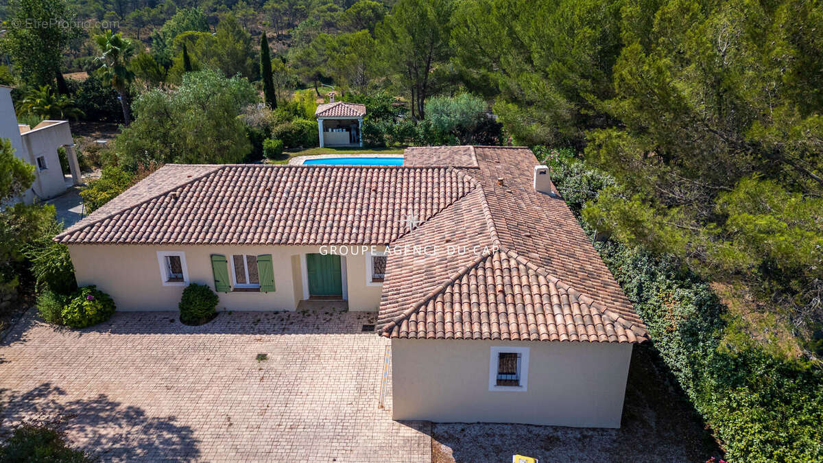 Villa de plain pied de type 6 pièces avec garage et piscine. - photo 17