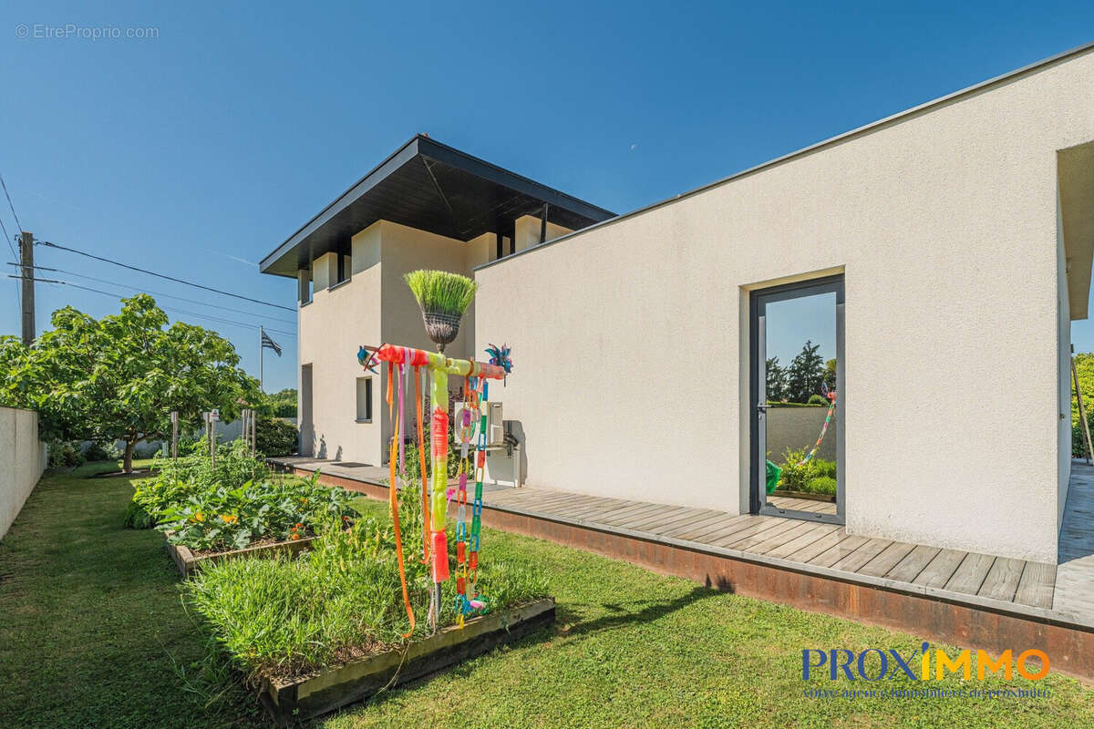 Maison 115 m² à Saint-Etienne-De-Saint-Geoirs  - photo 5