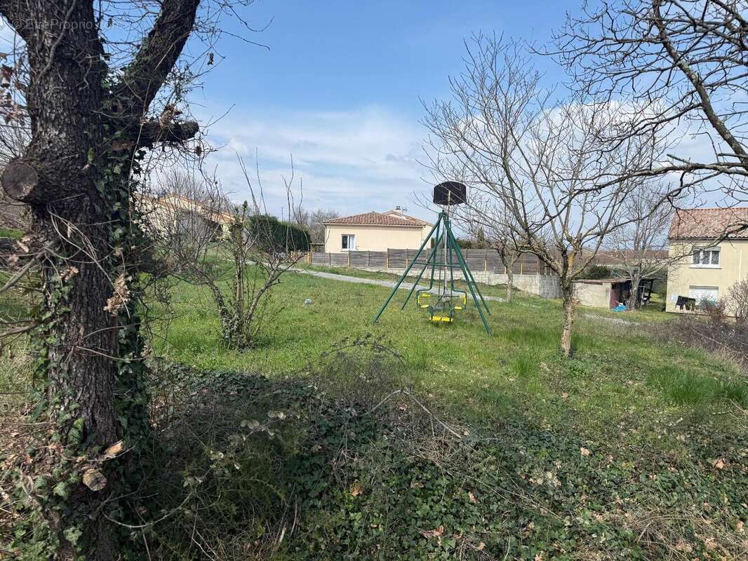   - Terrain à SAINT-ETIENNE-DE-FONTBELLON