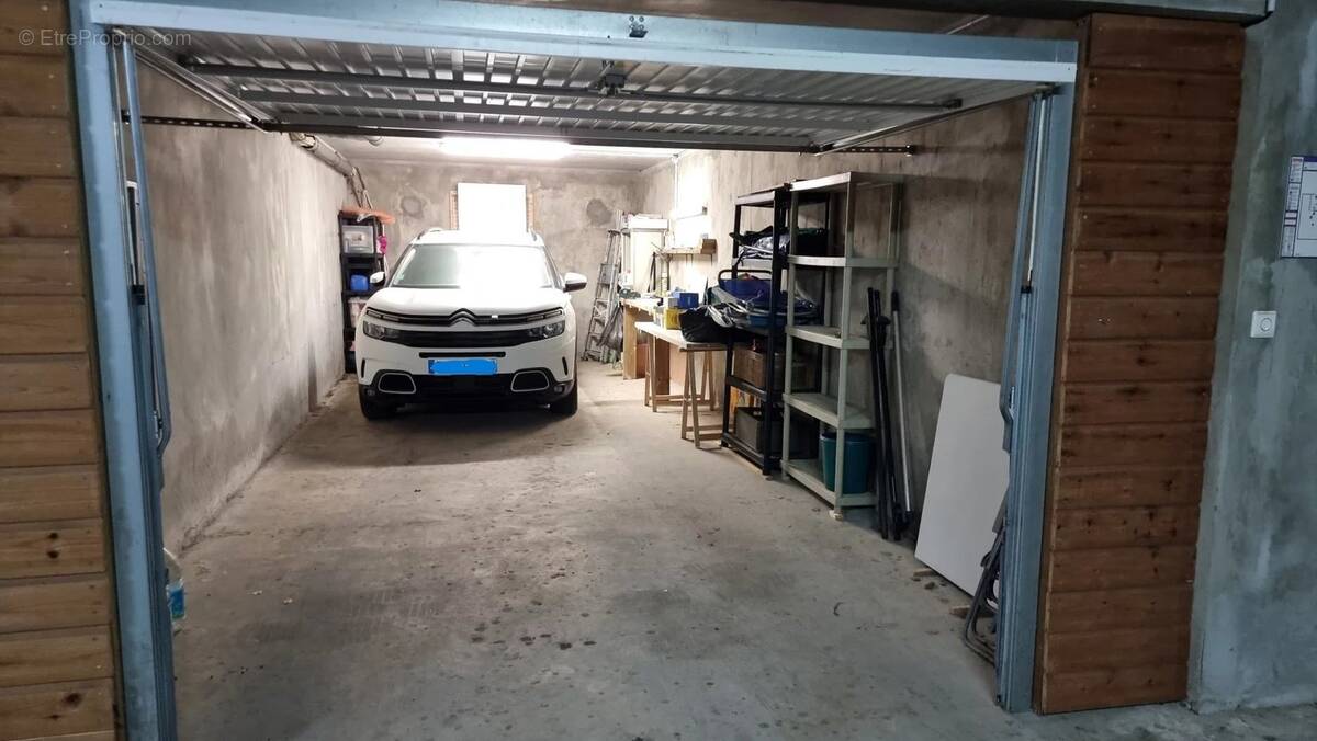 Parking à LES TROIS-ILETS