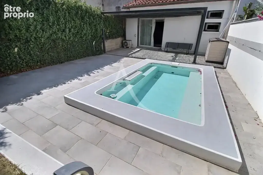 À vendre maison de village atypique avec piscine, terrasse et grand garage - photo 2