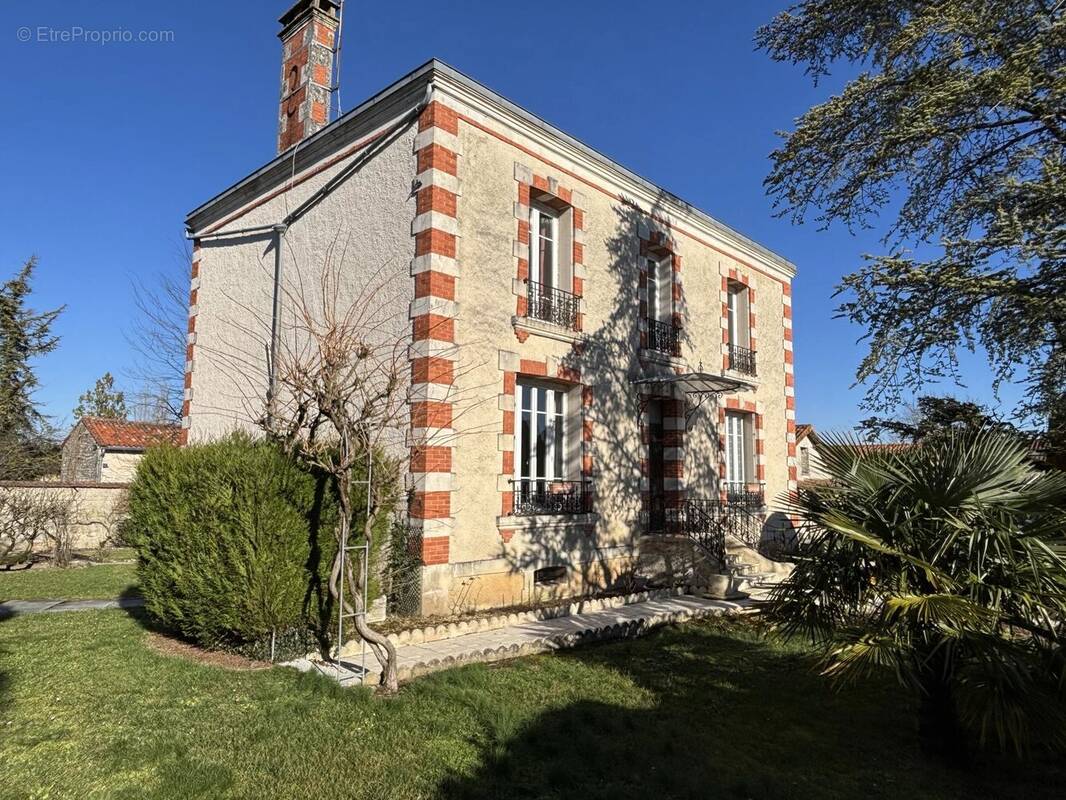 Maison à AIGRE