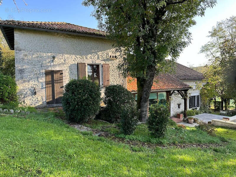 Belle maison en pierre  avec piscine.   Maison avec grand  jardin, gite et piscine - photo 5