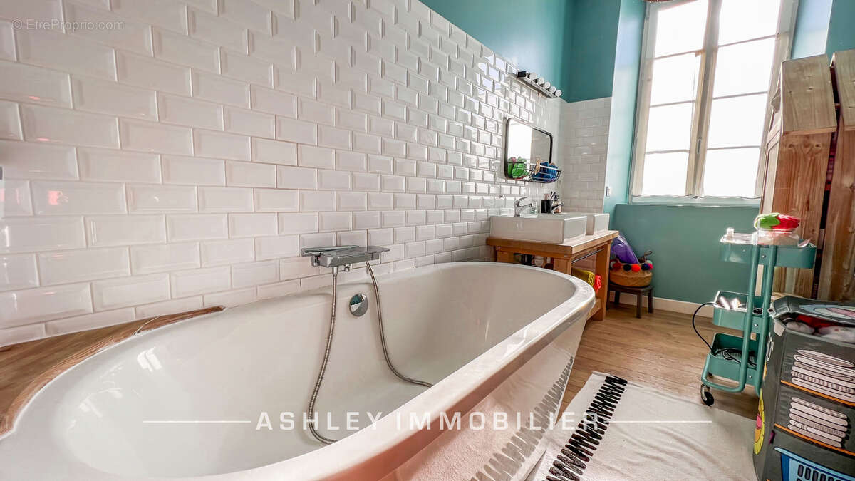 À vendre - maison charentaise du xviiie avec piscine, dépendances et terrain de 2 400 m2 - saint-soulle - photo 16