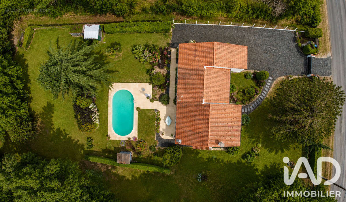 Maison 100 m² à Chermignac  - photo 2