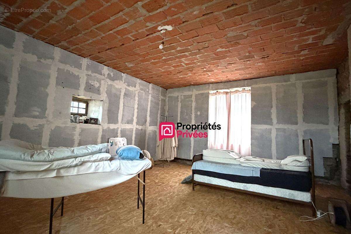 Maison T6 avec dépendances à vendre Saint Priest Des Champs  de 200 m2 - photo 11