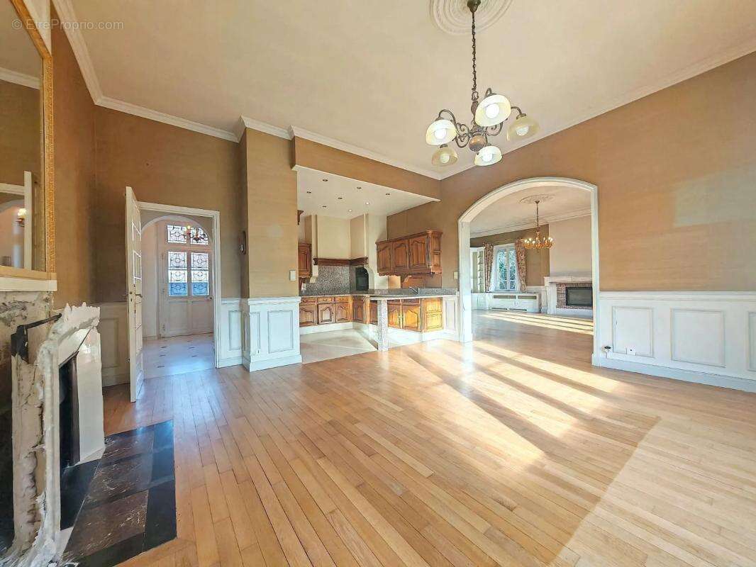 Maison de 338 m2 en vente à Beaumont - photo 4