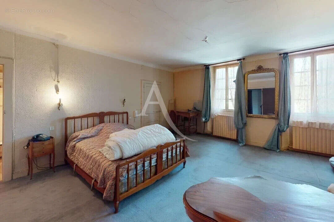 Maison de caractère à rénover. Centre-bourg 330,31 m² habitables sur 17 958 m² de terrain - photo 11