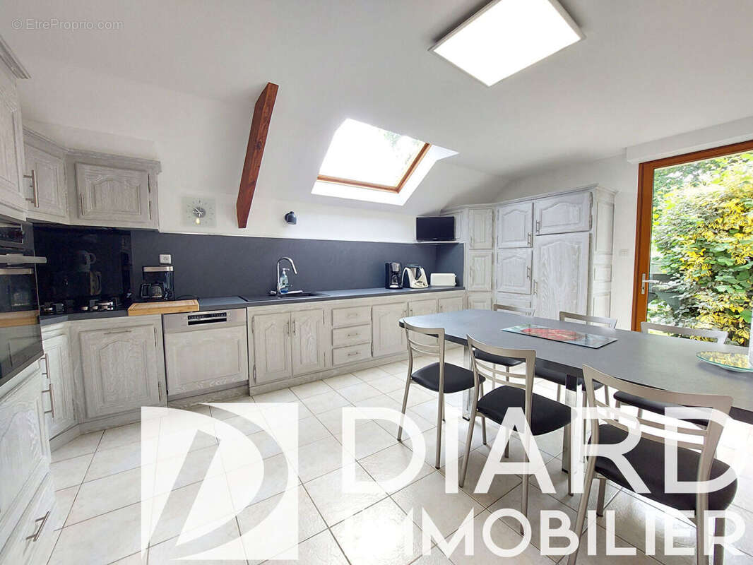 Propriété 201 m² , dépendances et plan d'eau - photo 3