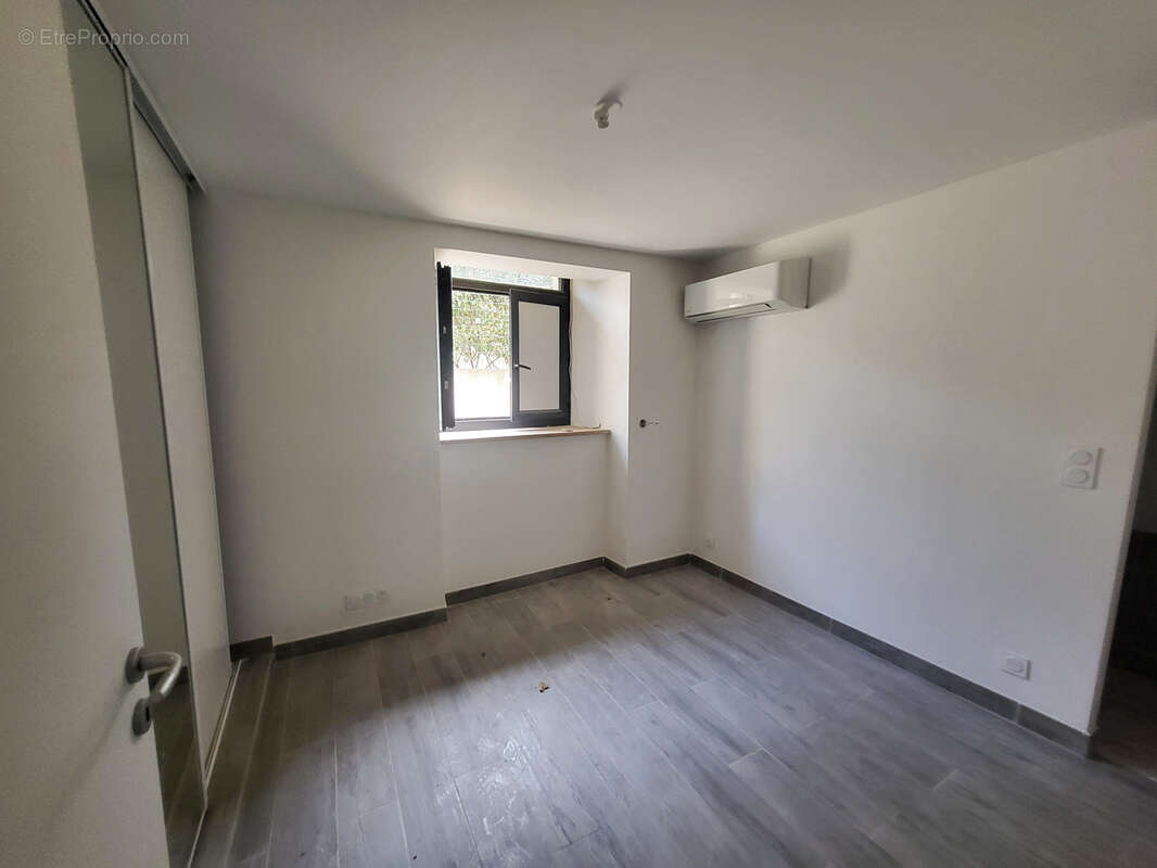 Appartement où local commercial de 200m2 face mer - photo 3