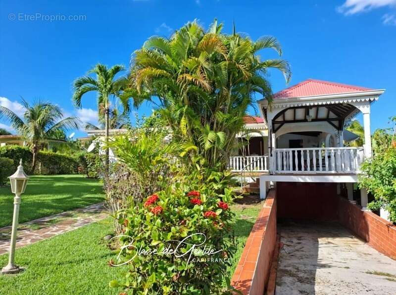 Maison à BAIE-MAHAULT