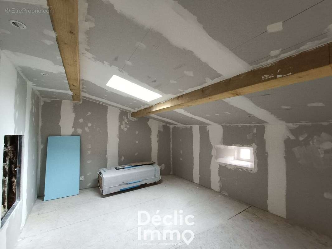 Maison en pierre 83 m² ECHALLAT 16170 - photo 8