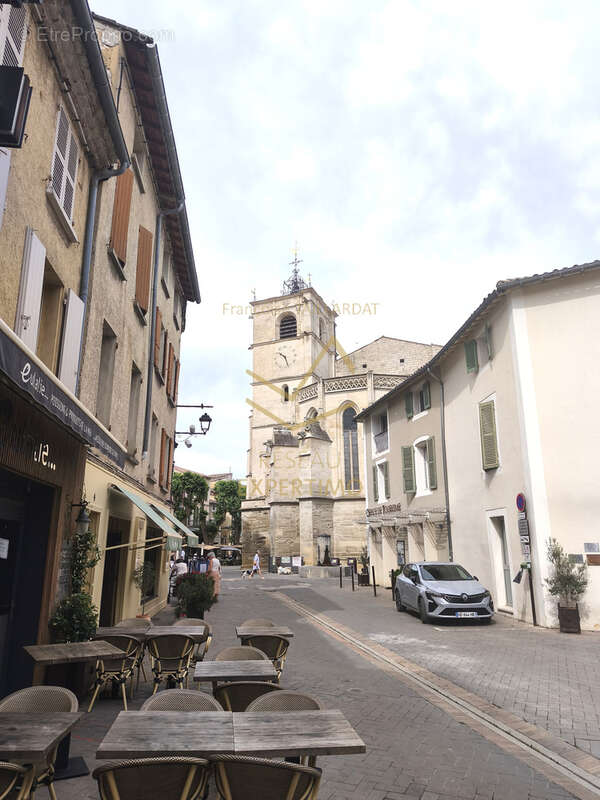 Commerce à L'ISLE-SUR-LA-SORGUE
