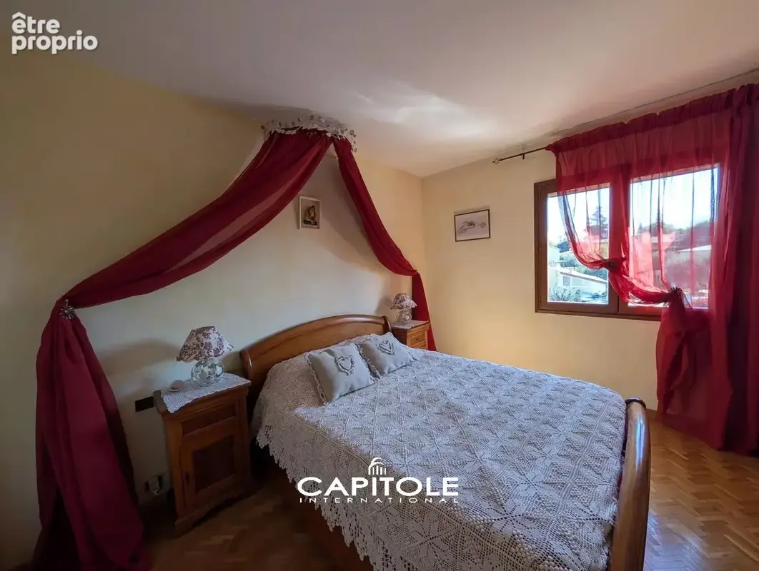 La Gaude - Charmante villa 5 pièces de 154 m² édifiée sur un terrain d'env. 2 133 m² avec piscine, vue sur les collines environn - photo 9
