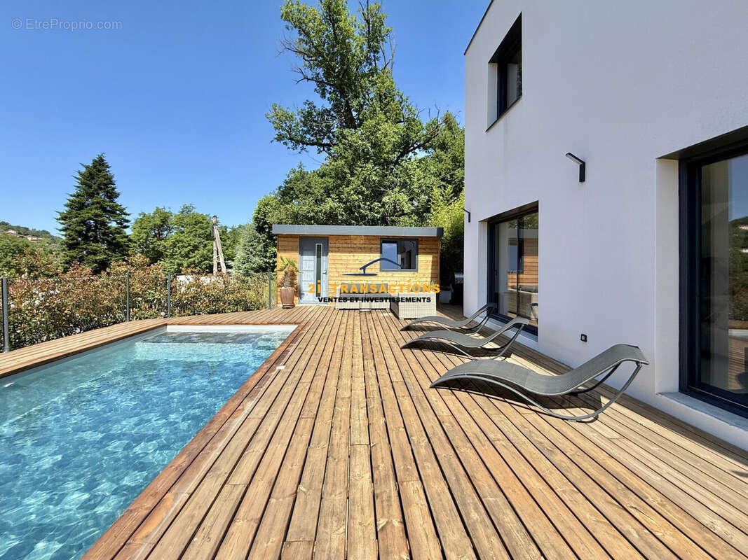 Maison à LA TOUR-EN-JAREZ