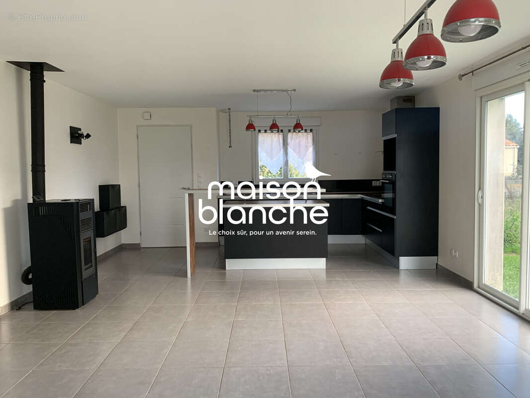 Maison à SAINT-CYR-DU-DORET