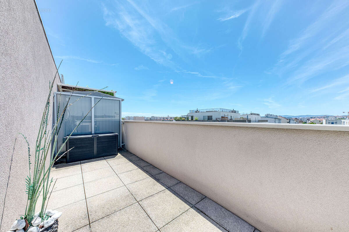 Dernier étage T4 récent avec 2 terrasses, garage et climatisation - photo 12