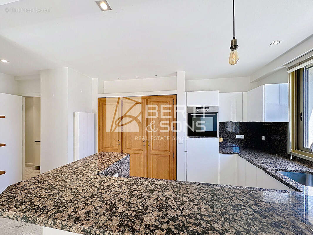 Exclusivité - mandelieu front de mer  - studio alcove transformable en 2 pieces - vue mer - garage et cave ! - photo 10