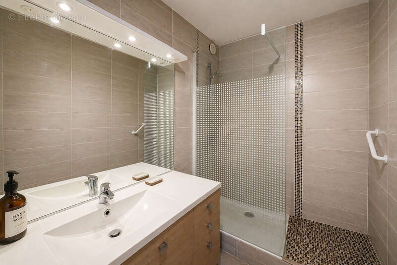 Dax (40) - À vendre studio meublé avec balcon et parking au cœur des thermes de Dax - photo 4