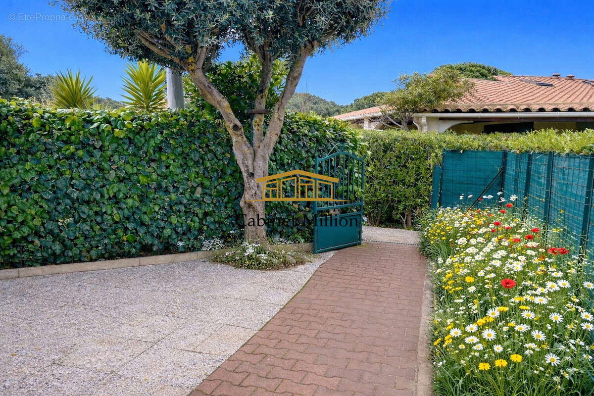 Maison à VIC-LA-GARDIOLE