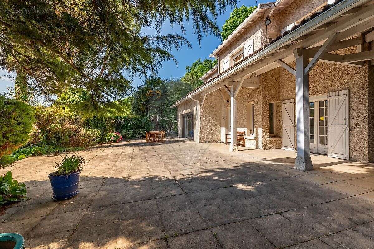 Maison à COLLONGES-AU-MONT-D'OR