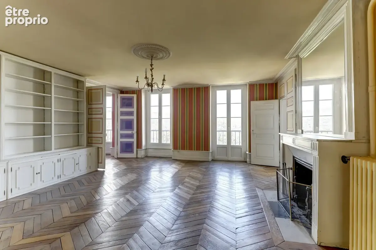 Grand appartement dans immeuble Ancien situé sur le plateau central avec charme - photo 2