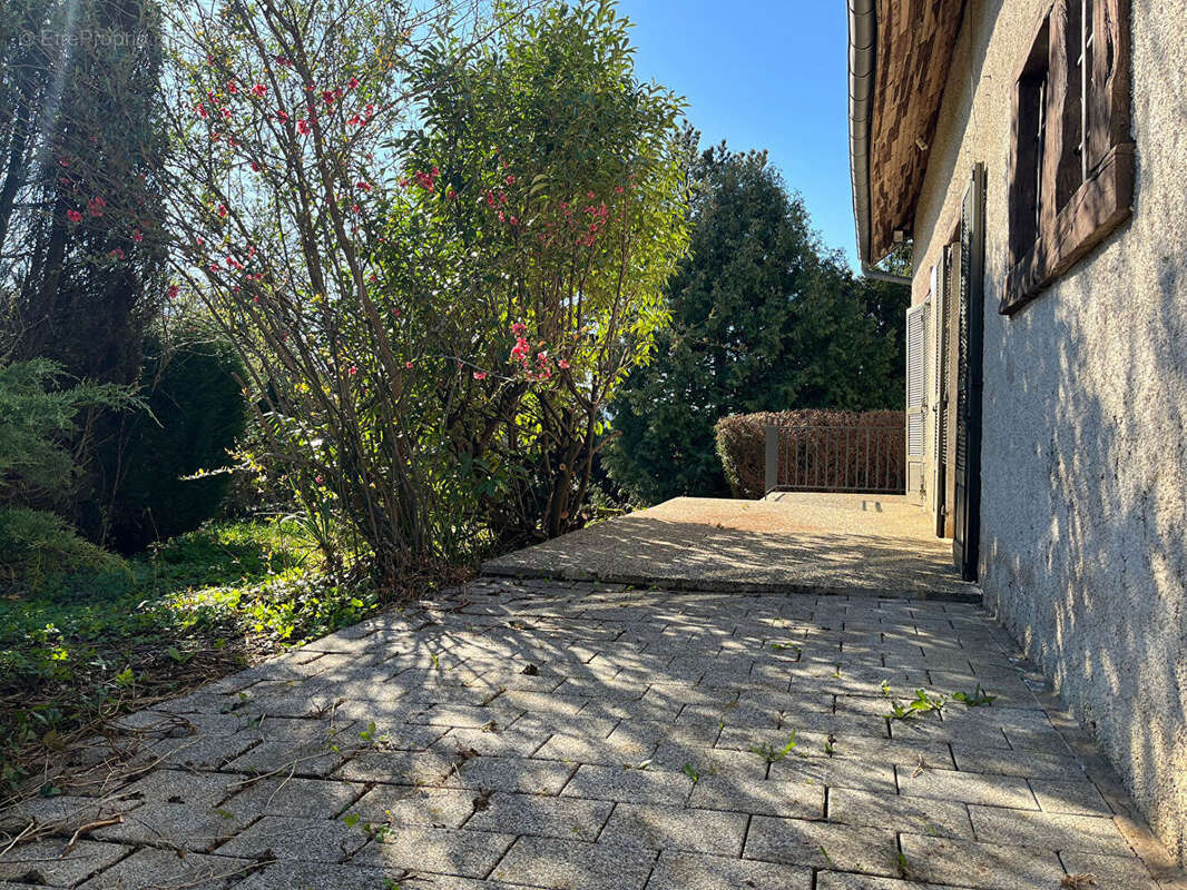 Maison à POUILLEY-LES-VIGNES