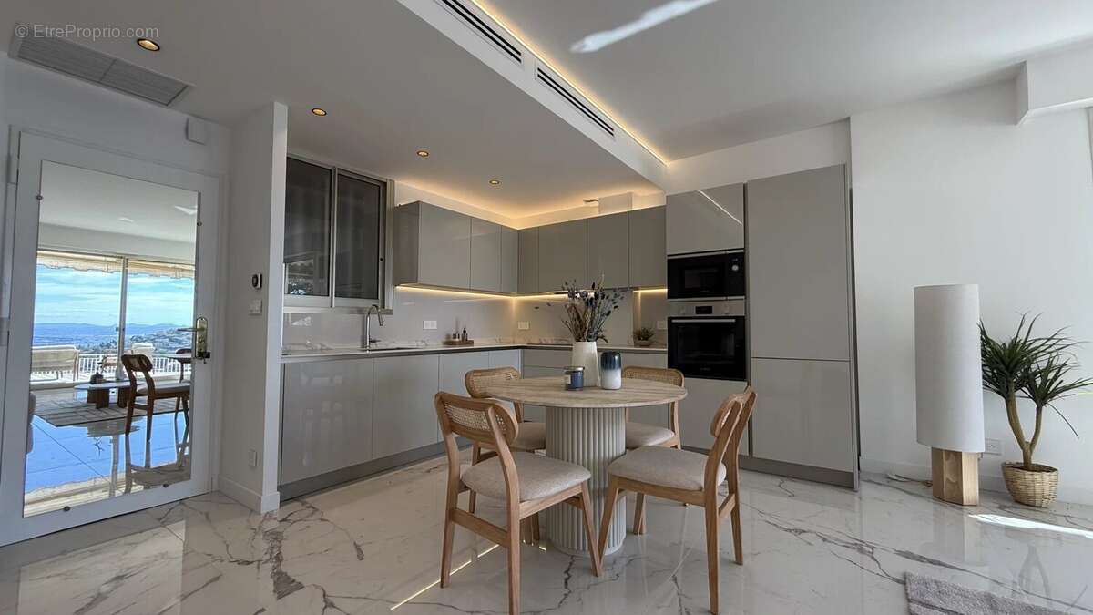 Villefranche-sur-Mer – Superbe 3 pièces rénové avec vue mer panoramique, vaste terrasse, garage et cave - photo 13