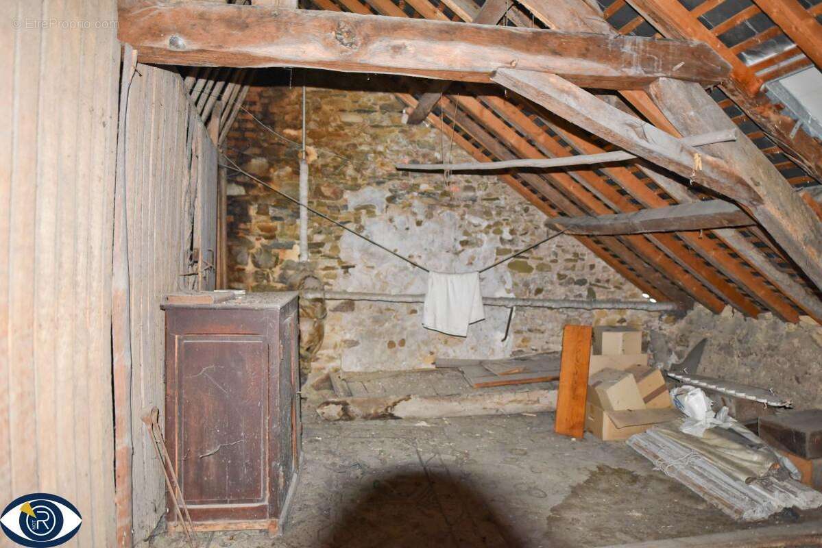 Maison à MONTSURS