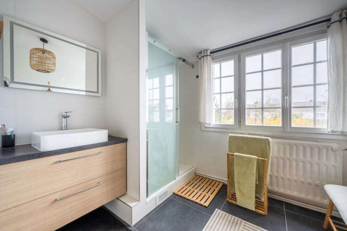 Maison à CRESPIERES