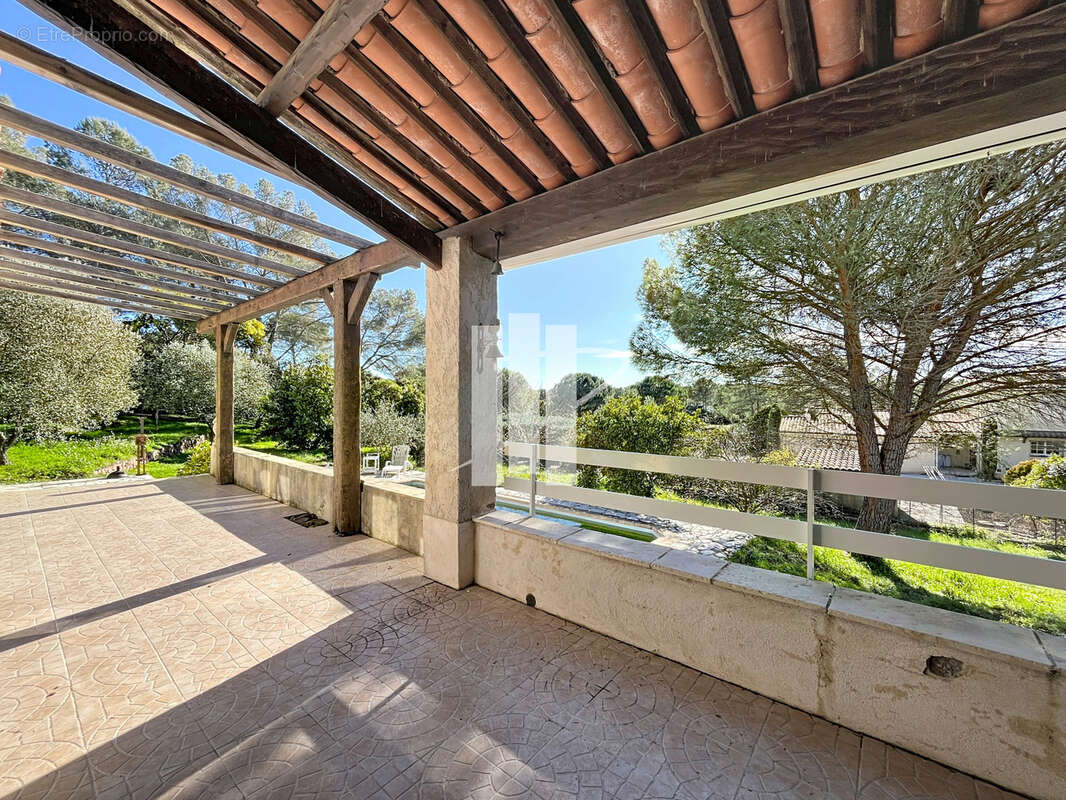 Villa provençale avec piscine, T2 indépendant et fort potentiel   Domaine sécurisé - photo 15