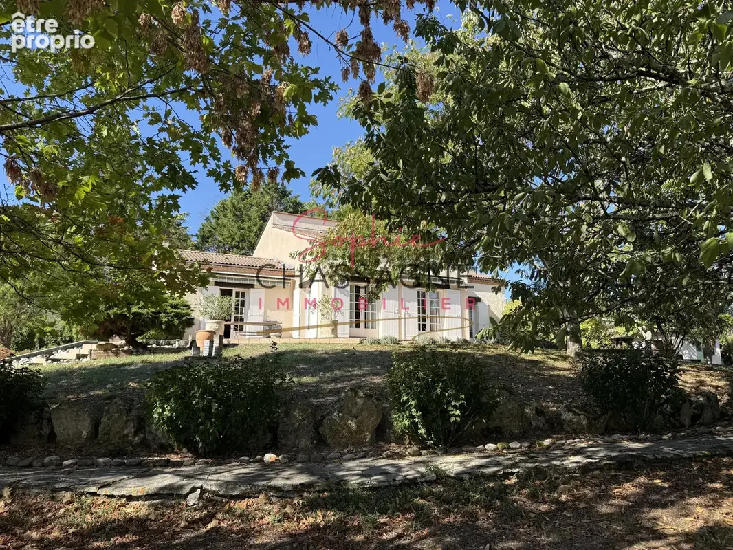 À Grézillac, maison de 145 m2 élevée sur sous-sol, implantée sur un terrain clos de 2 826 m2. - photo 1