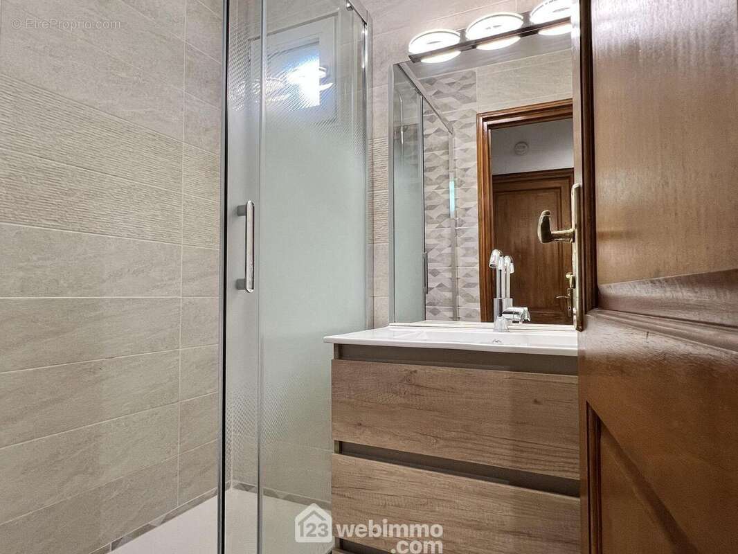 Toujours au RdC, salle d'eau et WC séparé, - Maison à VITRY-SUR-SEINE