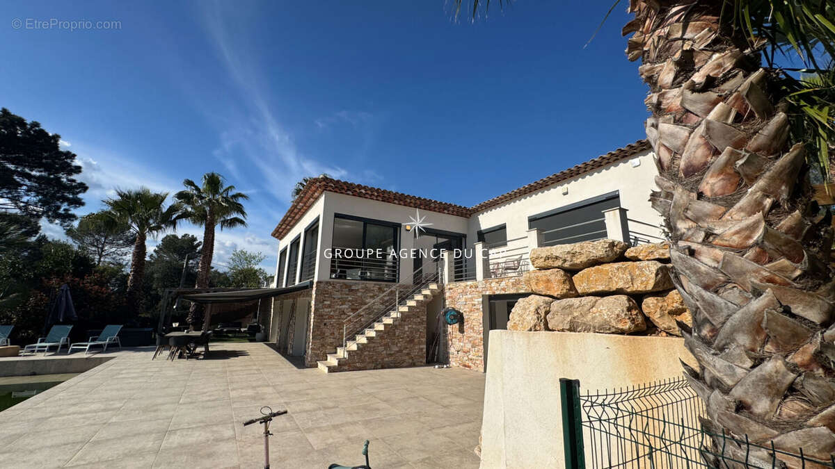 Maison à ROQUEBRUNE-SUR-ARGENS