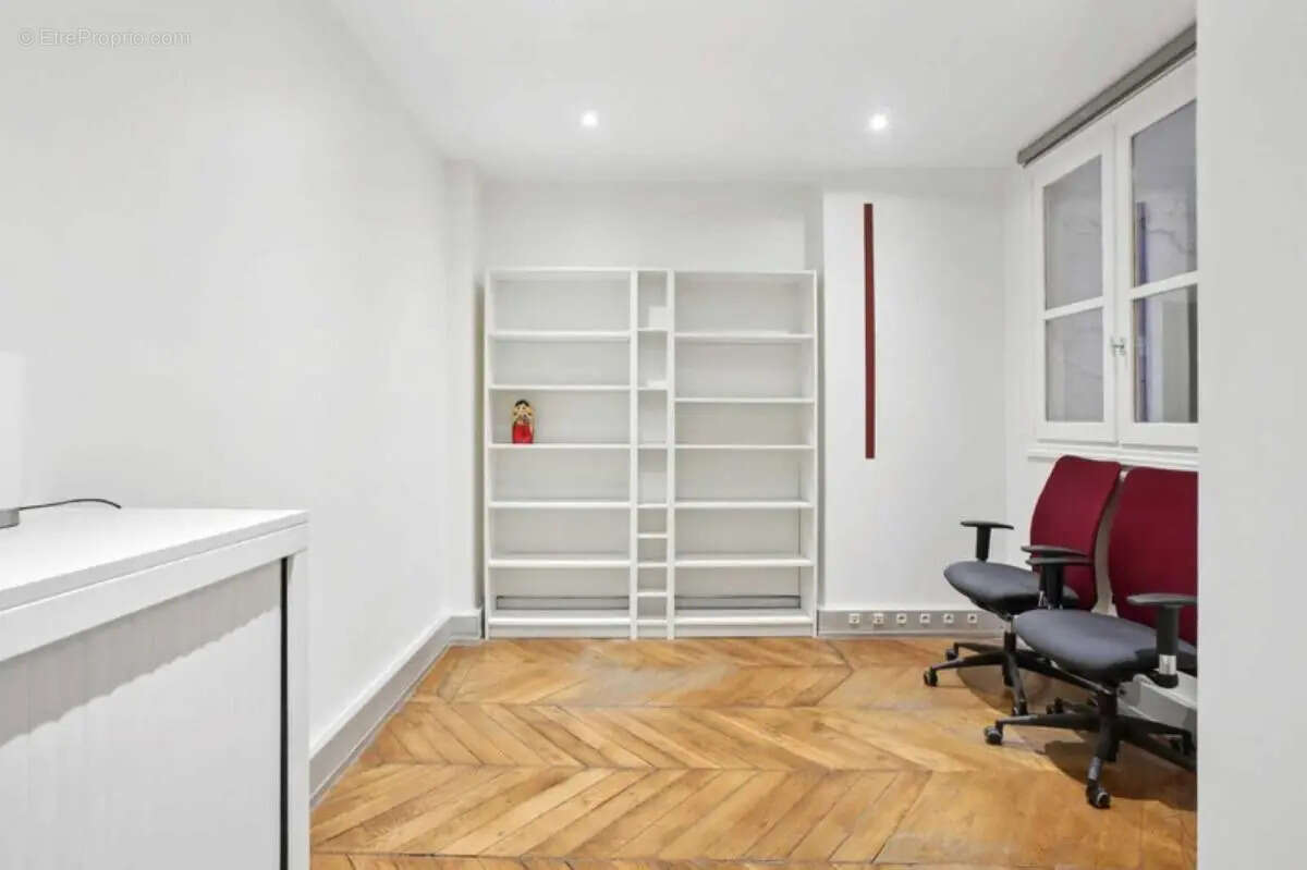 Commerce à PARIS-8E