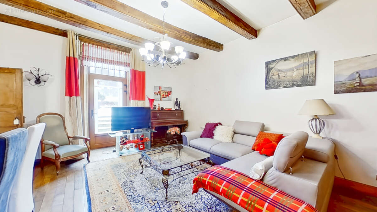 Maison à VIVIERS-SUR-CHIERS