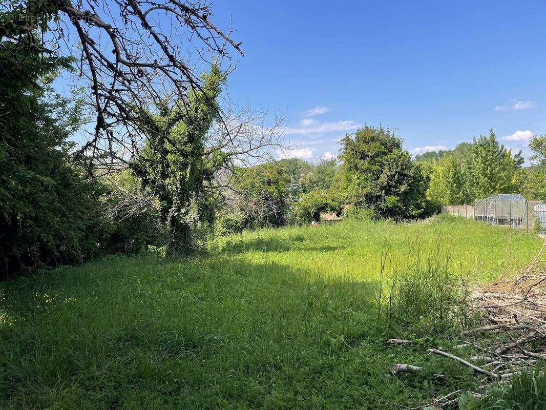 Terrain à VILLENEUVE-LA-GUYARD
