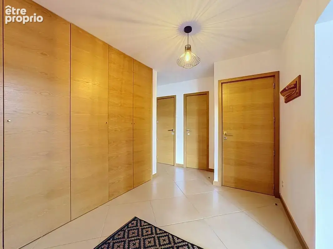 Grande maison familiale de charme avec piscine à débordement, terrasse en bois exotique et terrain arboré de 1 709 m² — Fréjus - photo 15