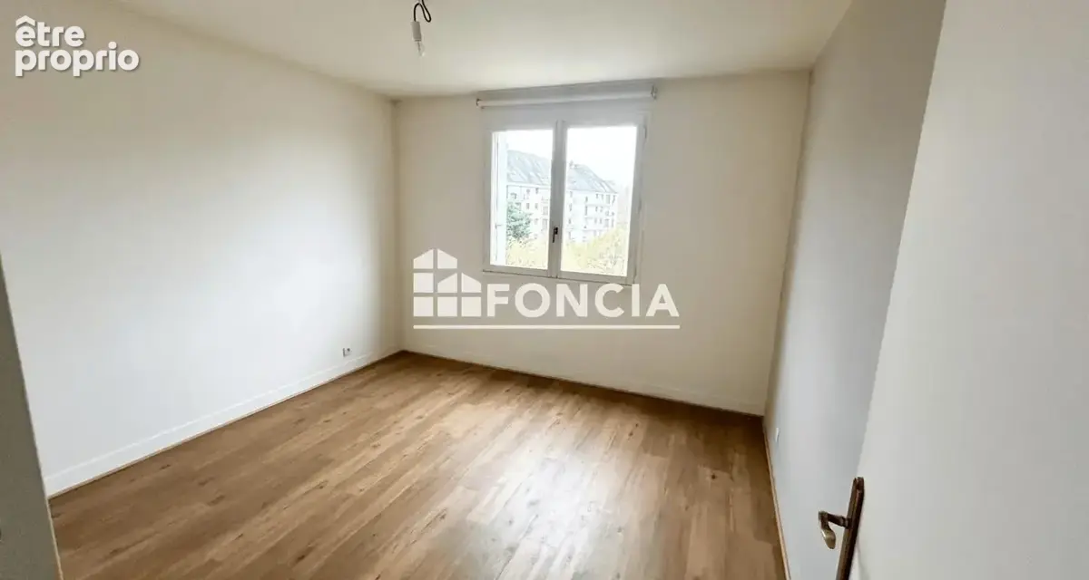 100m² exceptionnel ! hyper centre dreux, a pied de ttes les commodites et gare. t4/5 en bon etat * possible 3 chambres / garage  - photo 4