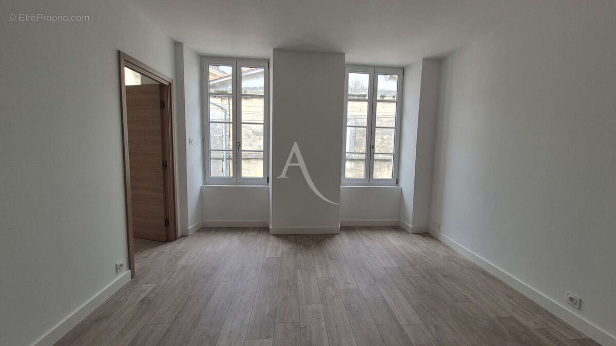 Appartement à SAINT-JEAN-D'ANGELY